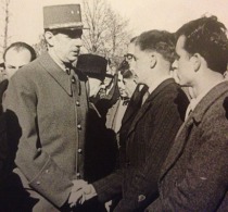 Degaulle saluda a Hébras en 1945, durante una visita a Oradour