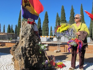 Emilia Cañadas durante la ofrenda floral a las víctimas del franquismo y del nazismo