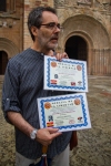 Jordí Estevez muestra los diplomas